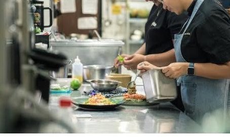 Dressage des assiettes en cuisine