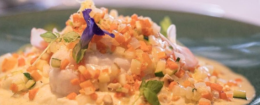 Pêche du jour à la vanille, crème de chou-fleur et brunoise de légumes